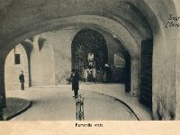 Kamenita vrata, prije početka postavljanja ploča zahvale Majci Božjoj od Kamenitih vrata 1906. godina